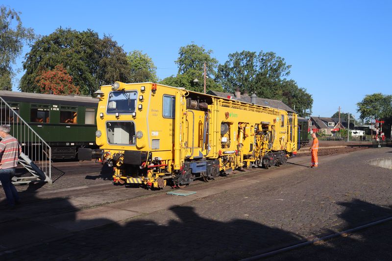 BAM Stopmachine met het fabrieksnummer 1214 en het UIC-nummer 99 84 942 8 702-7.